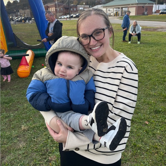 Meet your Posher, Elizabeth - Picture 3 of 16